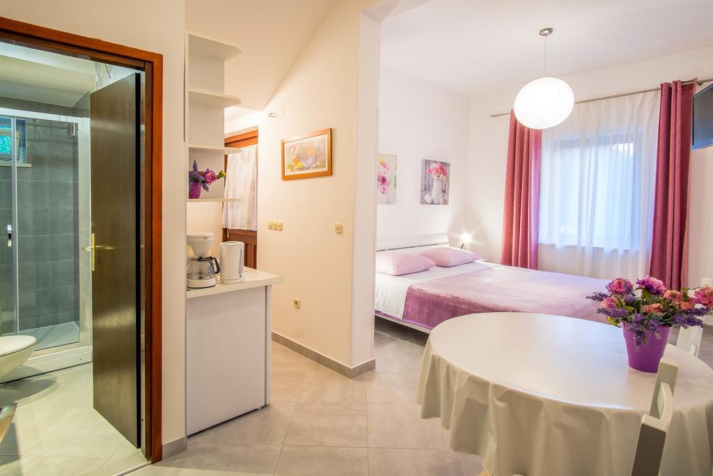 Apartments Delfin Krk Town Exterior foto
