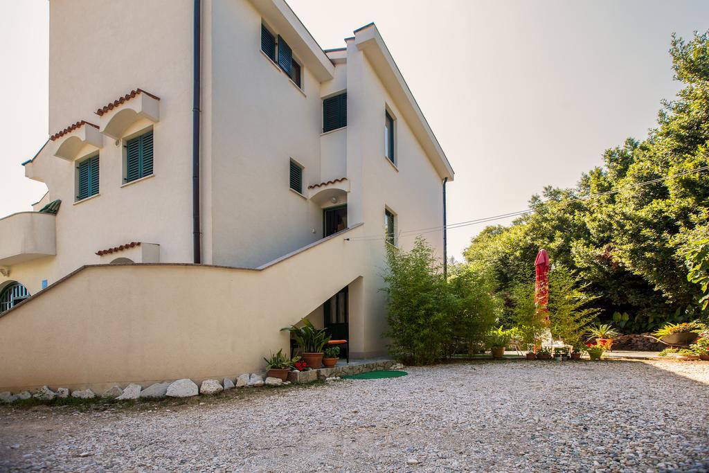 Apartments Delfin Krk Town Exterior foto